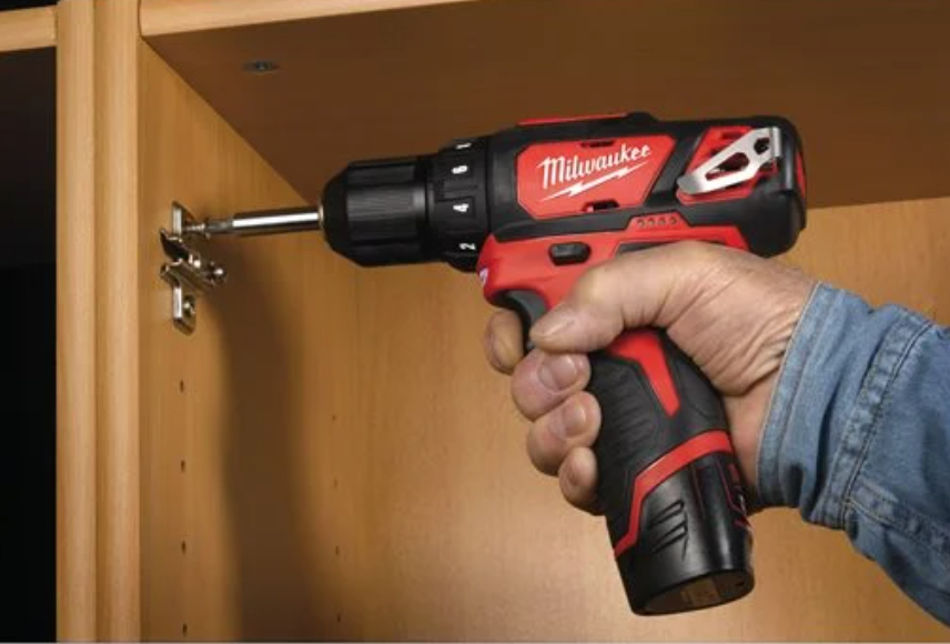 TRAPANO AVVITATORE CON BATTERIA E CARICABATTERIE - M12 BDD